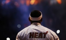 开云体育官网-赛道与球场，卡塞米罗的连续得分如何呼应F1新赛季揭幕战之夜