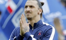 开云下载-当足球传奇驶入F1赛道，梅西接管墨西哥城街道赛的奇幻翻盘夜