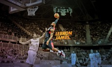 开云体育中国官网-年度焦点之战之夜，克莱·汤普森里程碑时刻照亮赛场