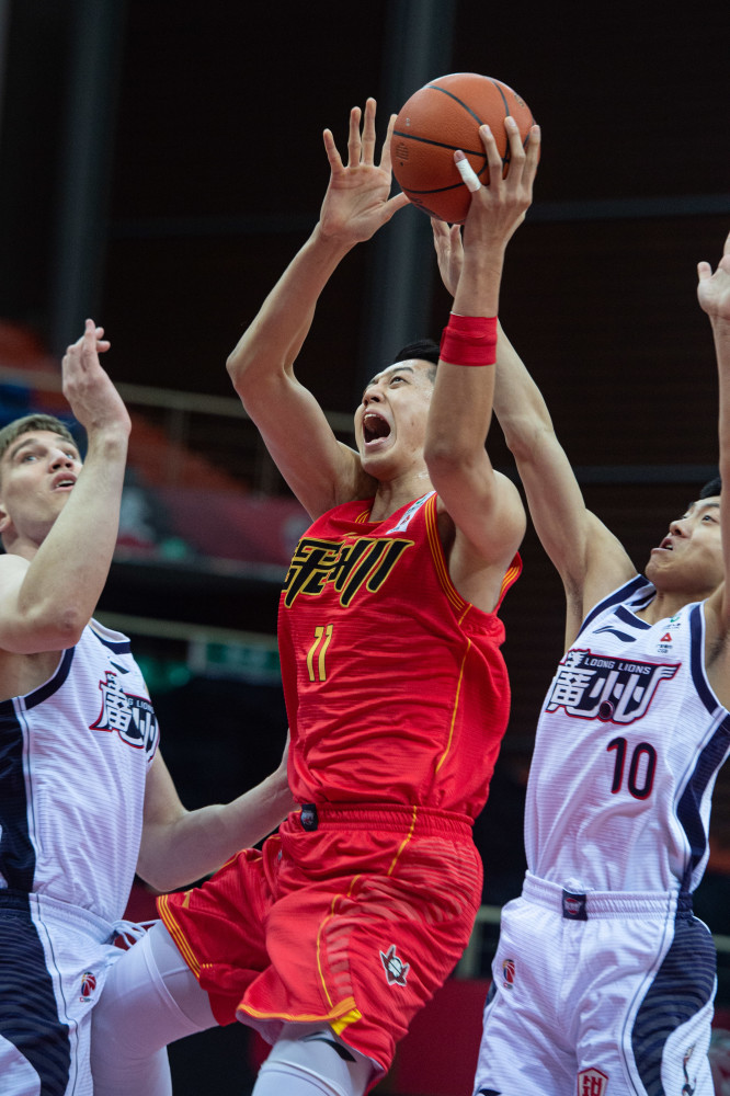 广州队横扫深圳队,布克带队取胜 广州队横扫深圳队,布克带队取胜