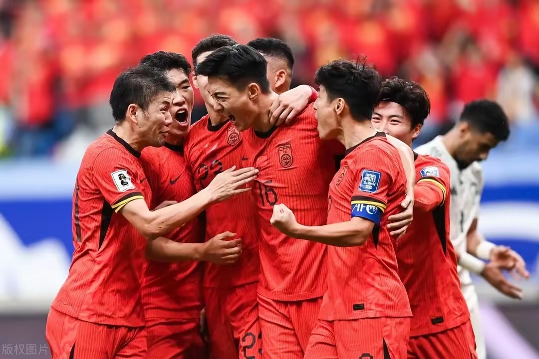 关于足球对阵再次打响，球迷热情高涨的信息