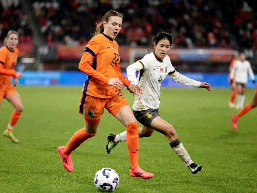 荷兰女足在赛场上贡献精彩表现