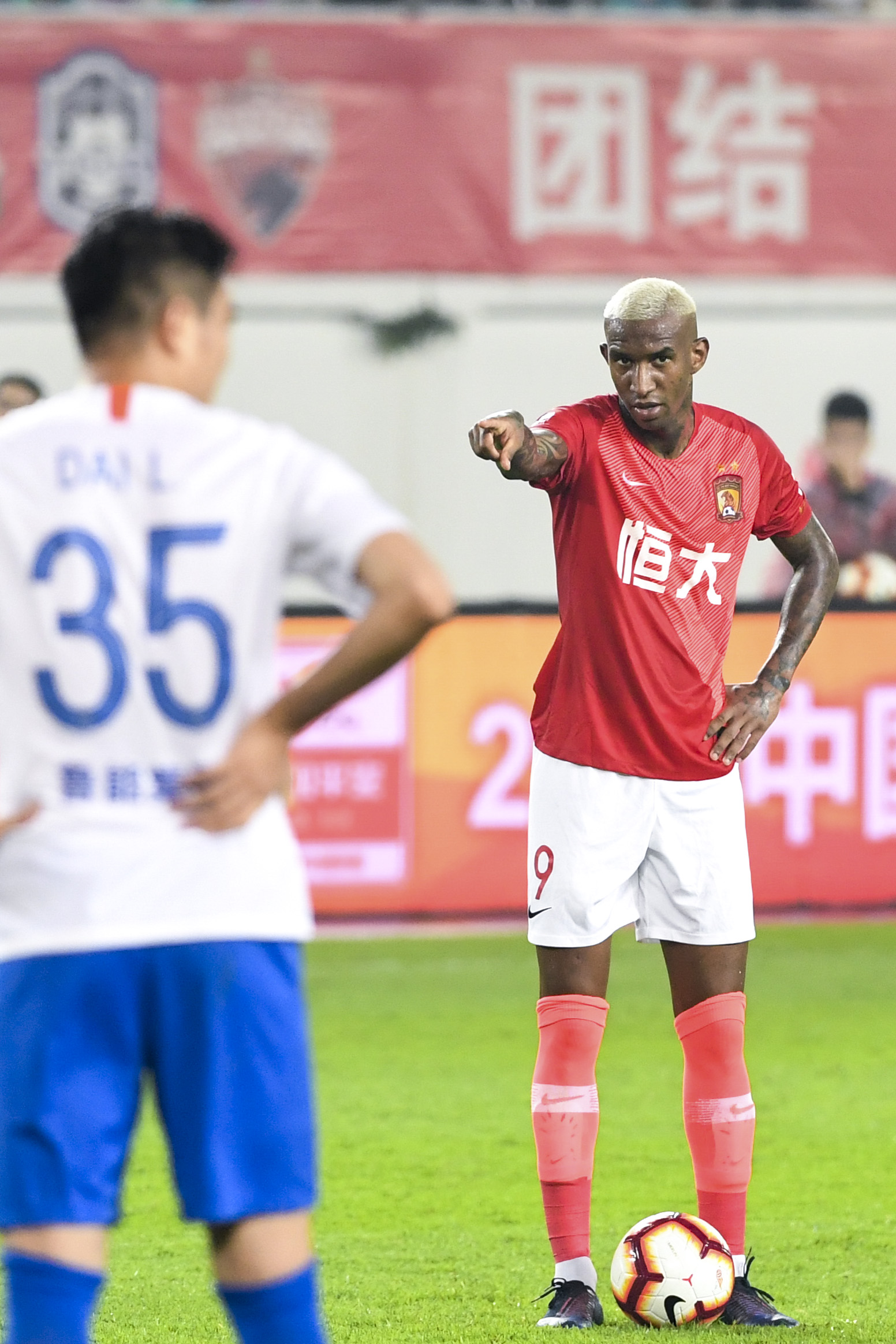 包含山东鲁能欲签中超后防核心，恒大队长成目标的词条