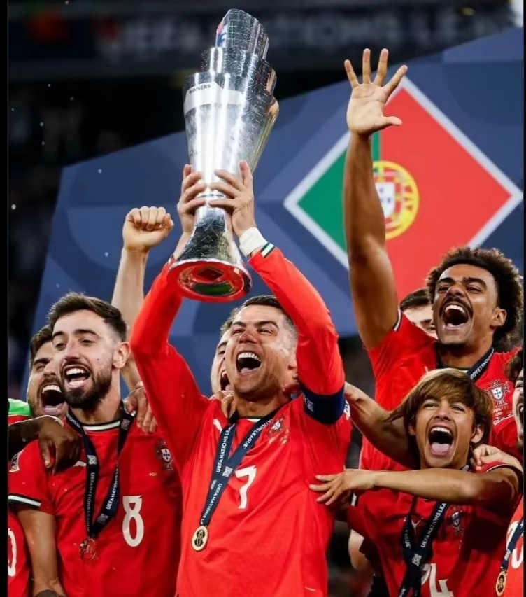 阿贾克斯表现出色，成功晋级半决赛