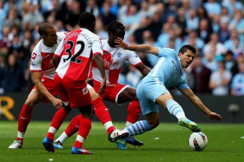 包含哥伦比亚绝杀意大利，阿奎罗完成帽子戏法的词条